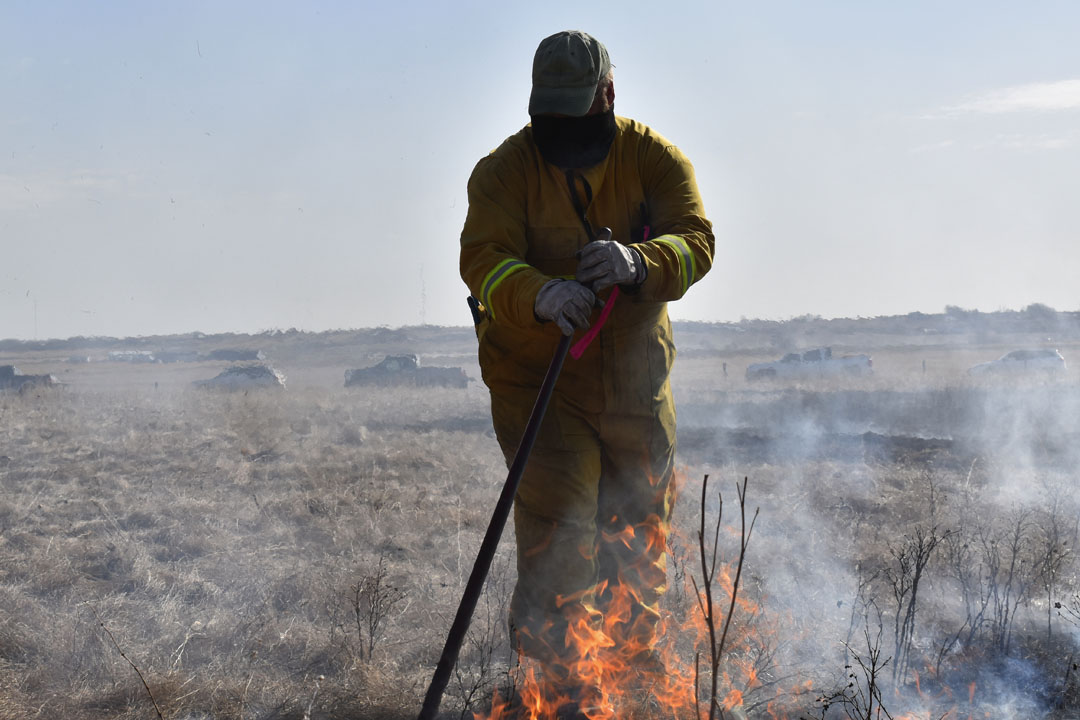 Spring 2021 prescribed fire at USask’s Kernen Prairie.  (Photo: Angie Li)