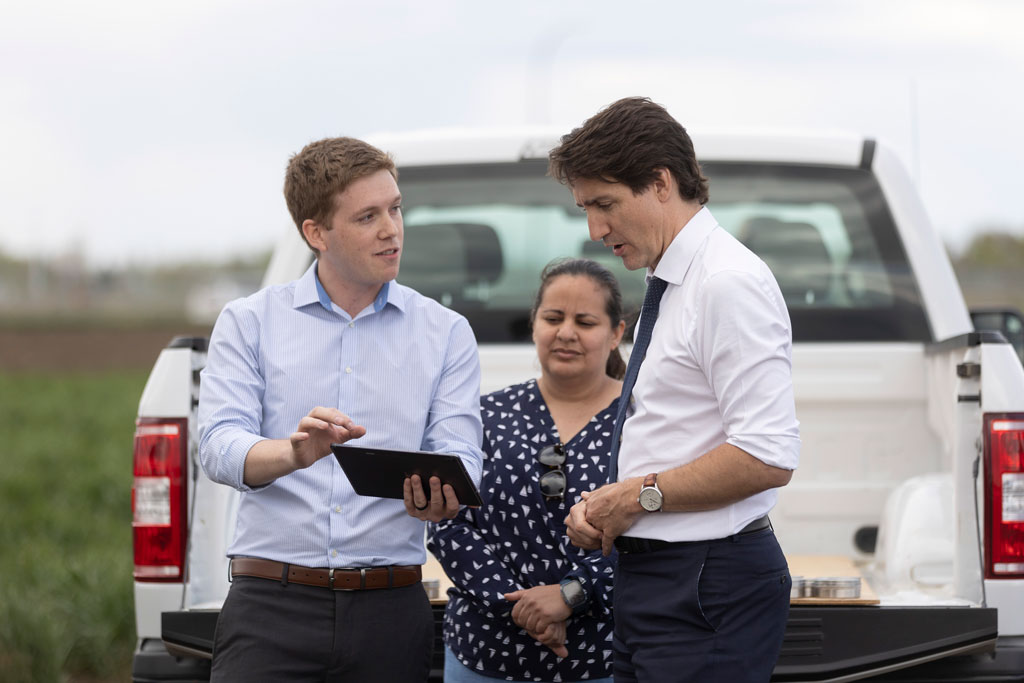 Adam Carter (left) explains the basis of his research to Prime Minister Justin Trudeau during his visit to USask. (Photo: Dave Stobbe)