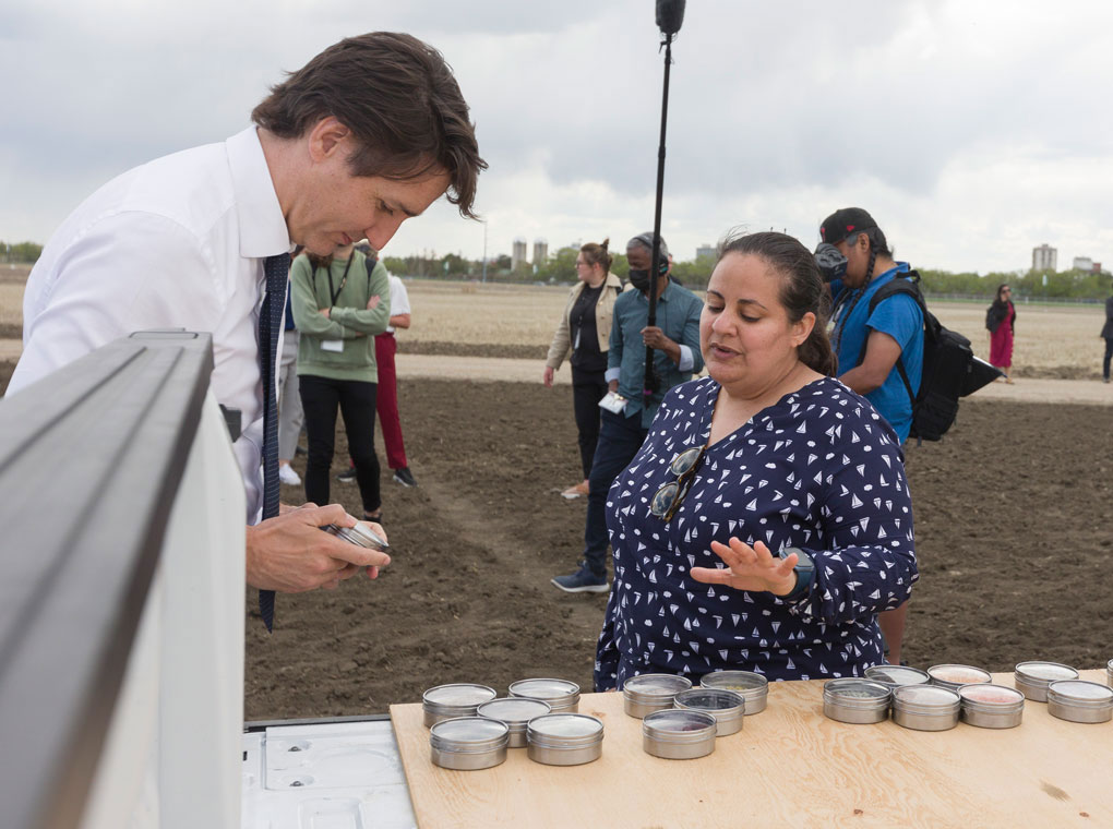 Ana Vargas explains her research to Prime Minister Justin Trudeau during a visit to USask campus fields. (Photo by Dave Stobbe)