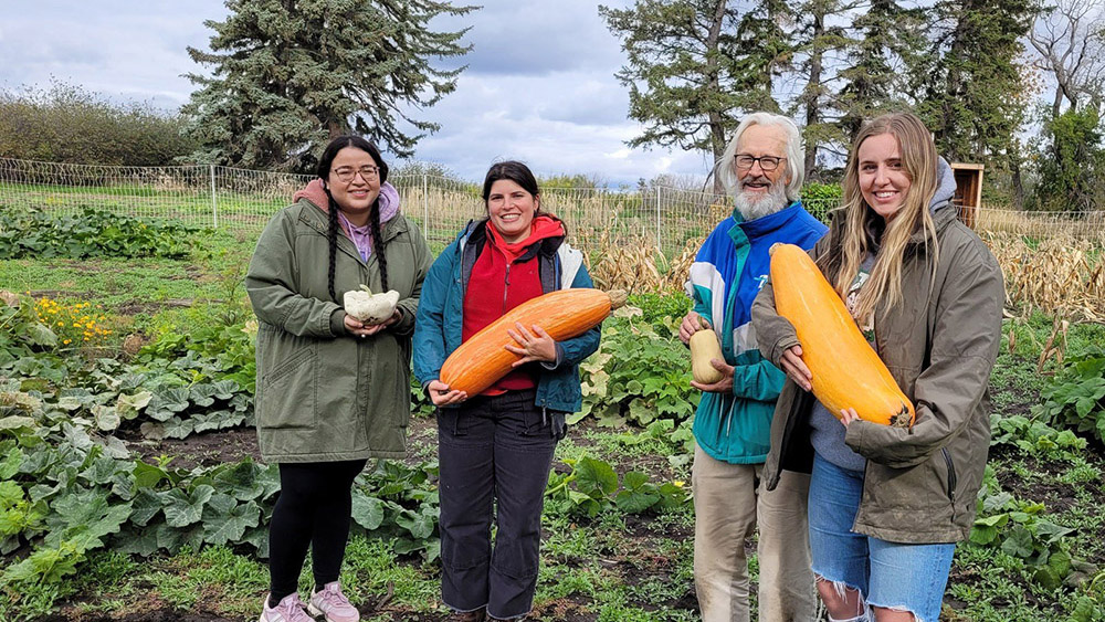 Prairie Garden Seeds - People with gete okosomin squash